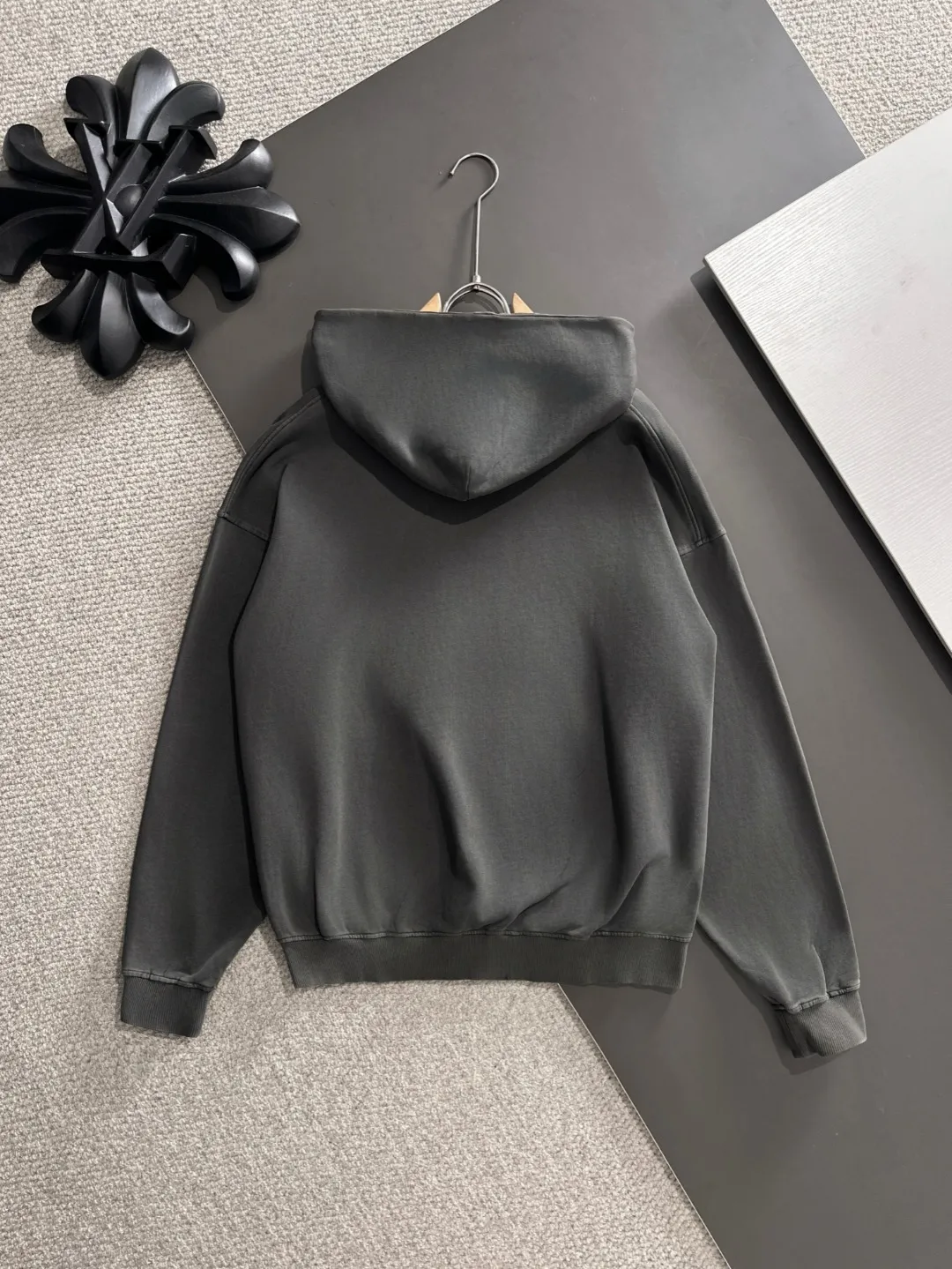 Next day shipping P720 Stone lsland/stone island high quality 2025 autumn and winter new casual heavy industry suit exclusively developed by yb! High quality production! The top version of the trading company channel order, external orders for imported custom fabrics, high breathability and comfort, impeccable details, absolutely worth buying! This type of suit is also a must-have for lazy people. You don’t have to think about how to match it, you can just get it in one set! Brand element design concept, delicate and soft feel! It presents a casual cut and the upper body shape is great! On sale simultaneously on the official website! From a high-end men's positioning brand, the low-key luxury taste is irresistible! Exquisite workmanship and impeccable quality! The overall style is simple, fashionable and timeless, fully meeting the requirements of stylish and tasteful dressing! Sizes: S to XL (or state your height and weight when placing an order)